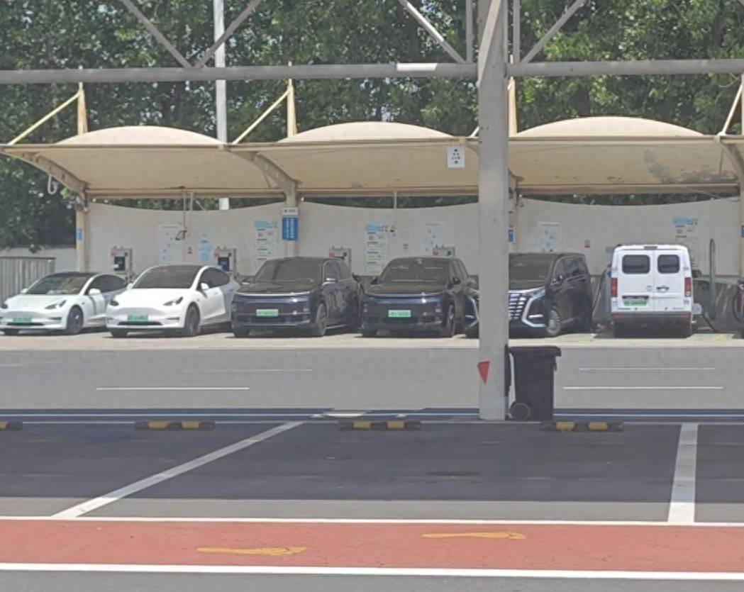 服務區充電混動車占一大半,說好的高速只加油呢!