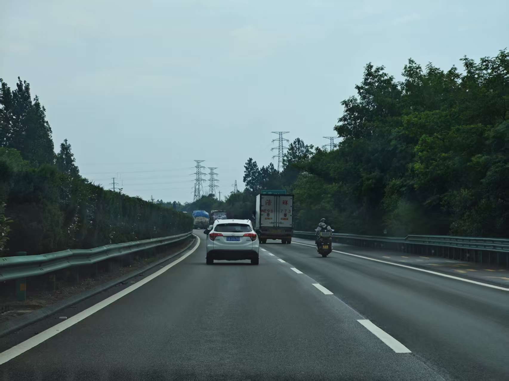 服務區充電混動車占一大半,說好的高速只加油呢!