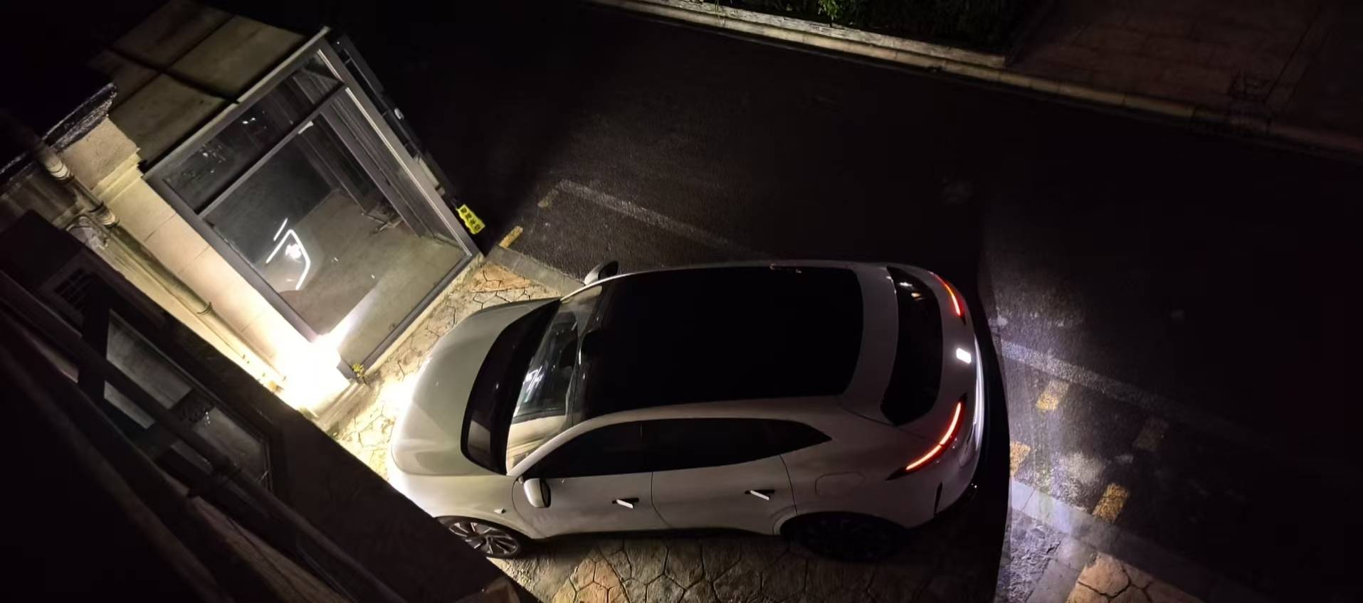 服務區充電混動車占一大半,說好的高速只加油呢!