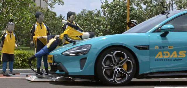 智駕汽車紛爭不止,雙軌競(jìng)速升級(jí)