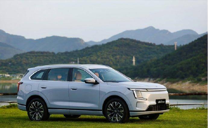 山海L7 PLUS:32變電動七座+智能雙冰箱,家庭出行“全能答案”?