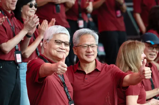 黃仁勛身著紅色短袖現(xiàn)身臺積電運(yùn)動會 與魏哲家豎大拇指合影 黃仁勛身著紅色短袖現(xiàn)身臺積電運(yùn)動會 與魏哲家豎大拇指合影